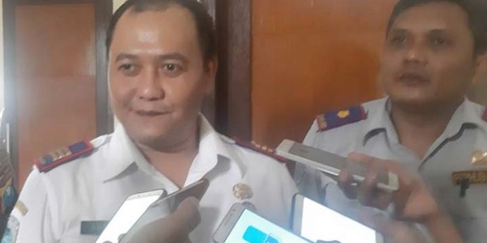 Guntur Setiady, Kabid Lalu Lintas dan Angkutan Dishub Bangkalan saat memberikan penjelasan kepada awak media. foto: FAUZI/ BANGSAONLINE