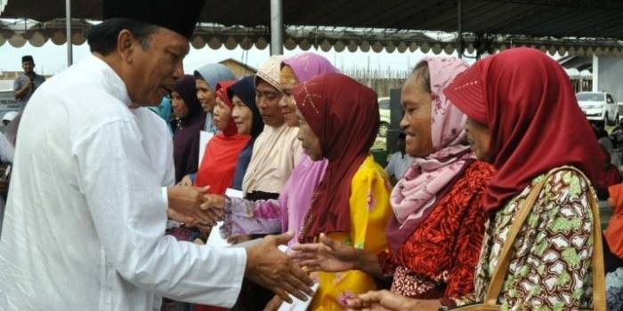 Bupati, Sambari HR ketika memberikan santunan kepada para janda dan anak yatim saat tasyakuran  pembangunan Pasar Ikan Modern. syuhud/BangsaOnline.
