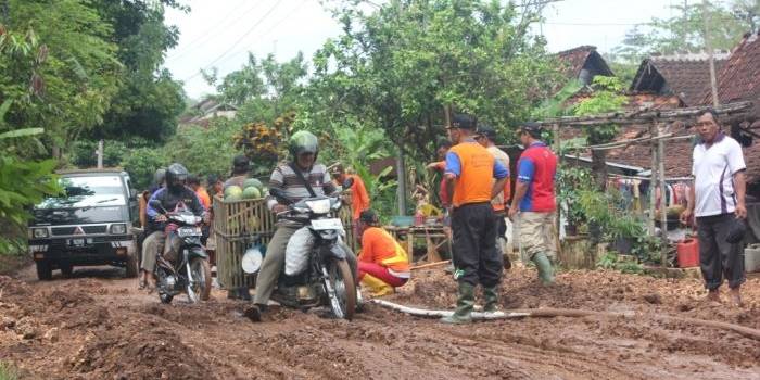 Kondisi salah satu jalan yang rusak pasca longsor. foto: suwandi/harian bangsa