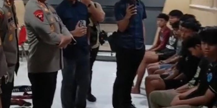 polrestabes-surabaya-amankan-belasan-pemuda-yang-hendak-tawuran-modus-perang-sarung