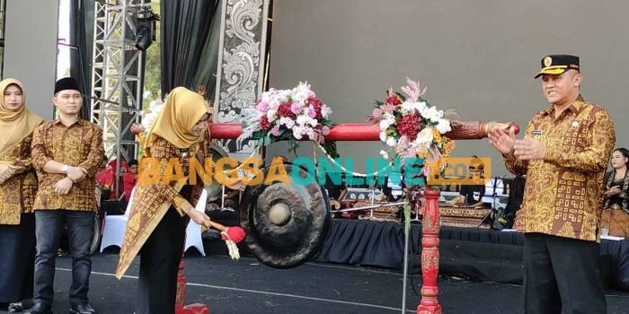 Bupati Mojokerto, Ikfina Fahmawati, saat memukul gong sebagai tanda dibukanya Majafest 2023. Foto: NINA PUJI RAHAYU/BANGSAONLINE
