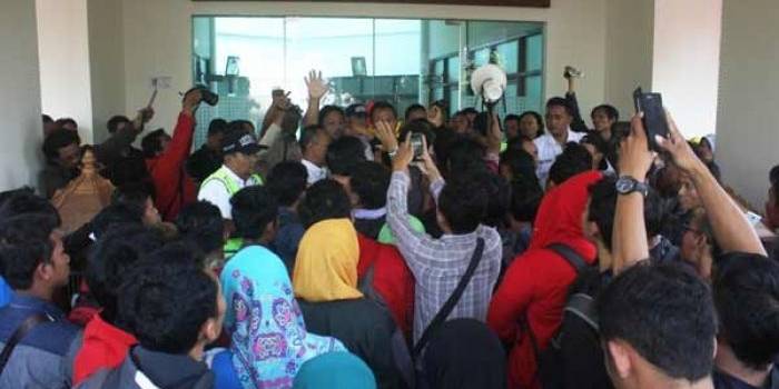 RICUH - Mahasiswa Unirow ketika merangsek memasuki kantor yayasan di jalan manunggal Tuban. (foto: BANGSAONLINE)