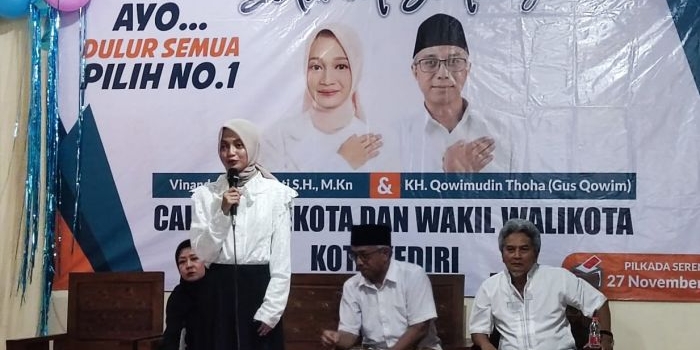 Calon Wali Kota Kediri nomor urut 1 Vinanda Prameswati saat memberi sambutan dihadapan keluarga besar Bawean. Foto: Muji Harjita/BANGSAONLINE