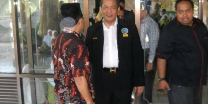 USAI SOSIALISASI – Kepala BNN Komjen Pol Anang Iskandar usai paparan mengenai paradigma baru penanganan pengguna narkoba, di depan ibu Muslimat NU, di Masjid Agung Sidoarjo, Sabtu (26/4/2014). foto : musta’in/BangsaOnline