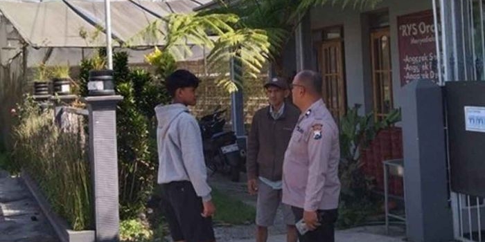 modus-pura-pura-razia-polisi-gadungan-rampas-hp-pelajar-di-malang