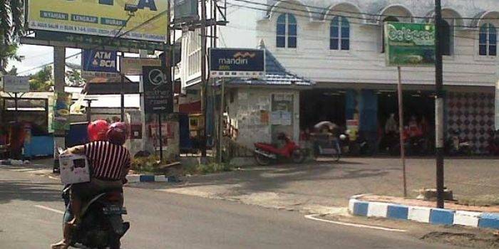 Swalayan Belga, punya pelanggan banyak karena harganya murah. Sayangnya, belum bayar sewa ke Pemkab. foto: feri/ BANGSAONLINE