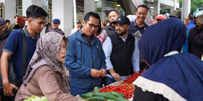 jelang-lebaran-2025-wali-kota-dan-wakil-wali-kota-batu-sidak-pasar-pagi-among-tani