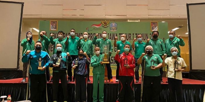 Kontingen NPCI Kota Kediri yang berhasil meraih juara umum III di Pekan Paralimpik Provinsi Jawa Timur I Tahun 2021 di Surabaya. (foto: ist)