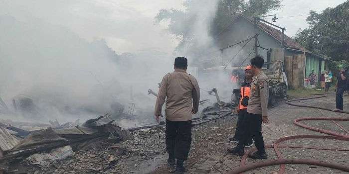 gudang-pakan-ternak-di-sidoarjo-ludes-terbakar-kerugian-capai-rp500-juta