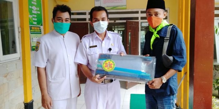 Penyerahan APD dilakukan oleh perwakilan Mapala yang berdomisili di Kabupaten Bondowoso, Mohammad Zia Ulhaq (kanan).
