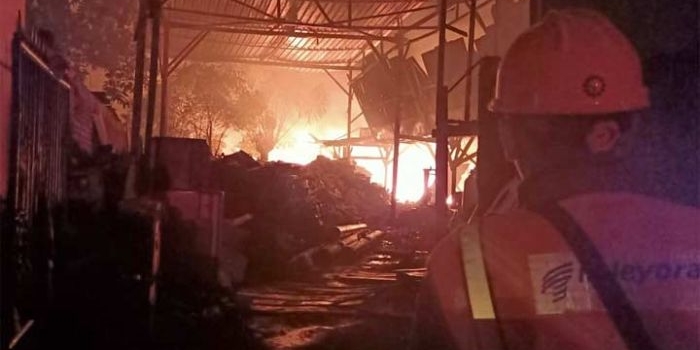 Kebakaran gudang rongsokan di Tanggulangin.