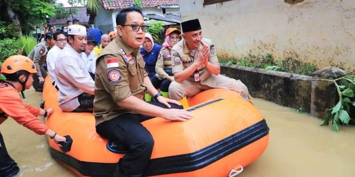 Pj Gubernur Jatim, Adhy Karyono, saat meninjau lokasi terdampak banjir di Desa Kauman, Kecamatan Blega, Bangkalan.