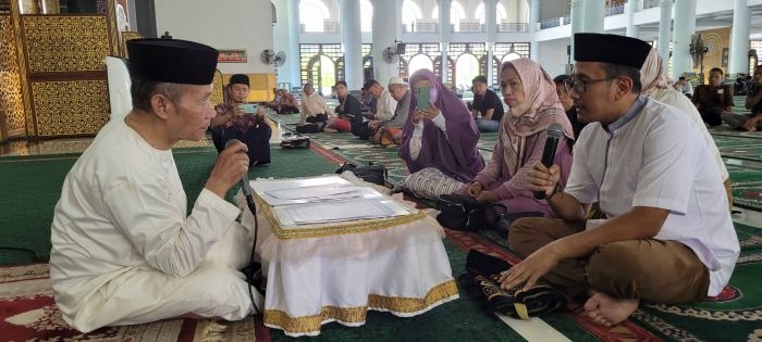 Happy Natalia Herlambang dan Suhartini saat proses ikrar atau baca dua kalimat syahadat yang dituntun oleh Imam Besar Masjid Al-Akbar Surabaya, KH Abdul Hamid Abdullah, SH, M.Si, di Masjid Al-Akbar Surabaya usai salat Jumat (8/3/2024). Foto: MMA/ bangsaonline