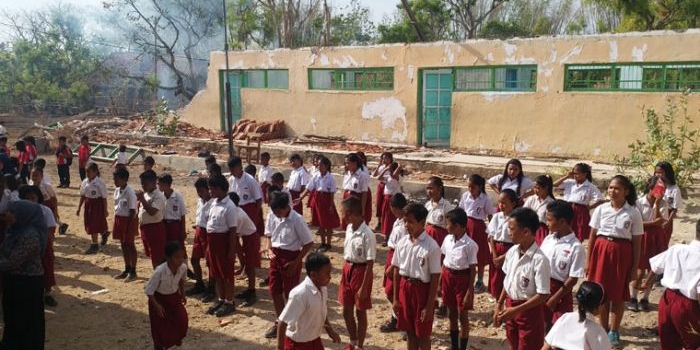 Siswa SDN Srabi Timur 2 sedang berbaris sebelum masuk kelas, dengan latar belakang gedung sekolah yang ambruk, Rabu (20/11).