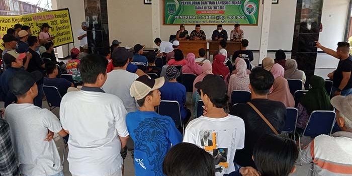 Ratusan warga dari Dusun Lebak Sari saat menggelar demo di Balai Desa Karang Jati, Kecamatan Pandaan, Kabupaten Pasuruan.