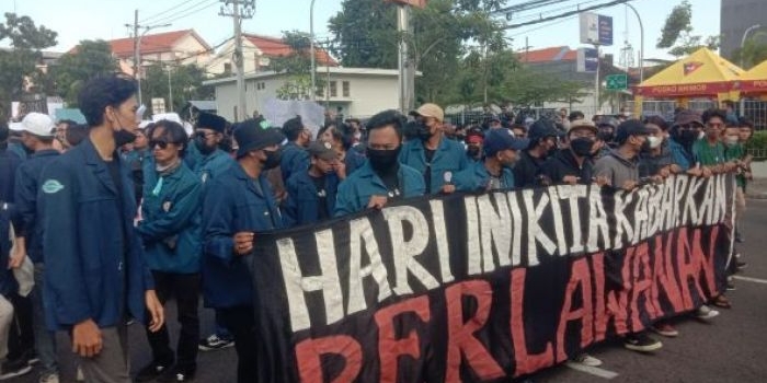 Ribuan mahasiswa yang tergabung dalam Aliansi BEM Surabaya menggelar aksi di depan Gedung DPRD Jatim, Kamis (14/04/2022) sore.