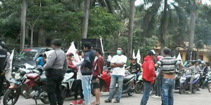 Massa saat berdemo di depan kantor BPN.