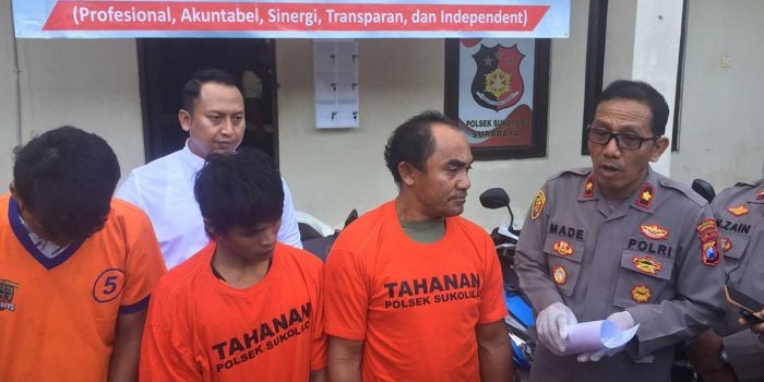 Ketiga pelaku pencurian dan penadah motor hasil curian saat ditangkap di Mapolsek Sukolilo.
