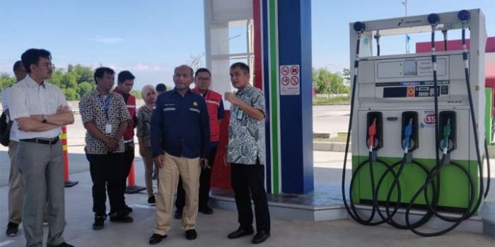 Dirjen Migas Kementerian ESDM Djoko Siswanto didampingi GM Marketing Operation Region V Jatimbalinus, Werry Prayogi (memakai kemeja batik hijau) saat mengunjungi sejumlah titik SPBU.