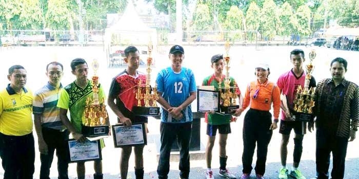 Kapolres Pasuruan AKBP Raydian Kokrosono (tengah) usai memberikan Piagam penghargaan serta piala kepada juara 1 bola voli Kapolres Cup 2017, Sabtu (28/10) siang. Foto: ANDY FACHRUDIN/BANGSAONLINE