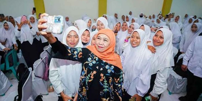 khofifah-harap-santri-jadi-penjaga-moral-di-tengah-transformasi-digital-hadapi-tantangan-global