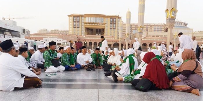 Dr KH Asep Saifuddin Chalim, MA memimpin istigasah Jamaah Umroh Amanatul Ummah di Masjid Nabawi Madinah. Foto: bangsaonline.com