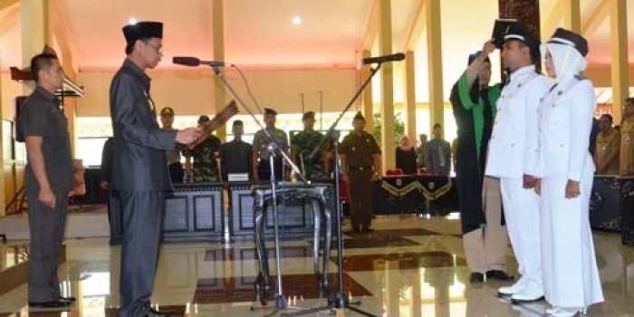 Bupati Bondowoso Drs H Amin Said Husni melantik 151 Kepala Desa. (foto: sugiyanto/BANGSAONLINE)