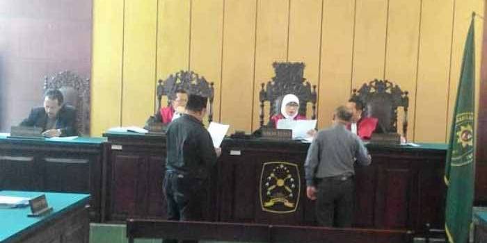 Suasana saat sidang perdana kasus gugatan ijazah palsu cabup Kediri 17 September lalu. foto: arif kurniawan/BANGSAONLINE