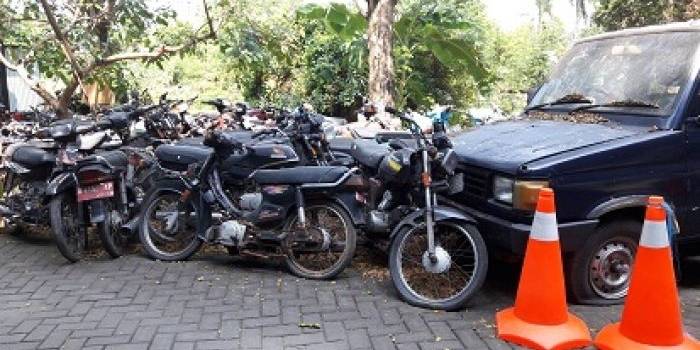 Aset berupa kendaraan roda 2 dan empat teronggok di samping kantor DPPKAD. foto: SYUHUD/ BANGSAONLINE