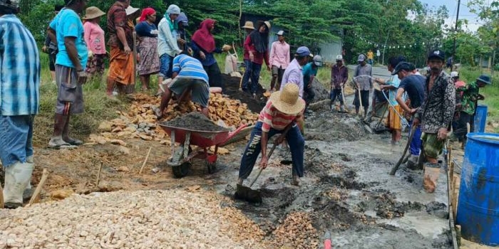 tak-sabar-tunggu-janji-pemerintah-warga-robatal-sampang-swadaya-perbaiki-jalan-poros-kabupaten