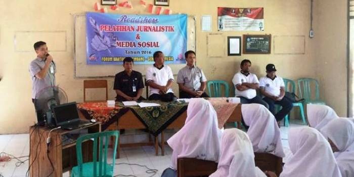 Kabiro Komunikasi Perusahaan Semen Indonesia, Sigit Wahono membuka acara pelatihan jurnalistik dan media sosial di SMKN 1 Gunem. foto: SYUHUD/ BANGSAONLINE