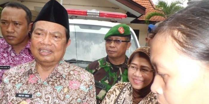 Walikota Mojokerto saat memberikan keterangan pers. (Rochmad Aris/BangsaOnline.com)