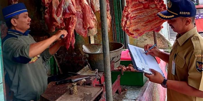 Petugas DKPP saat monitoring daging sapi di Pasar Setonobetek Kota Kediri