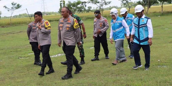 Kapolres Ngawi, AKBP Dwiasi Wiyatputera bersama jajaran Polres Ngawi saat melakukan pengecekan lokasi kunjungan kerja Presiden Jokowi di Desa Pangkur.