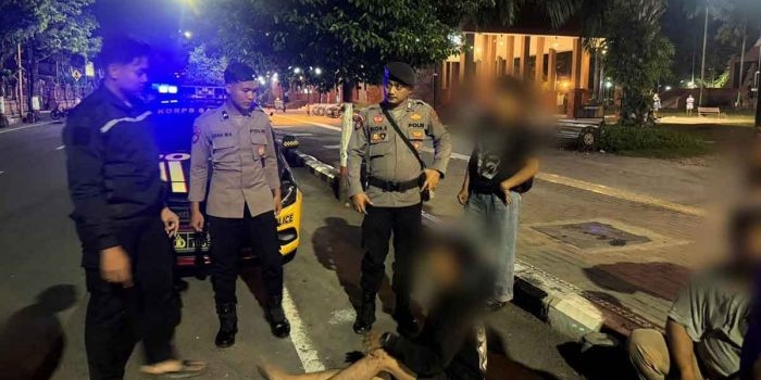 Petugas patroli dari Sat Samapta Polres Mojokerto Kota saat mengamankan remaja yang melakukan tawuran di timur alun-alun.