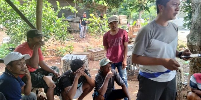 Petugas Polsek Ujungpangkah saat menggerebek judi sabung ayam. Foto: Ist.