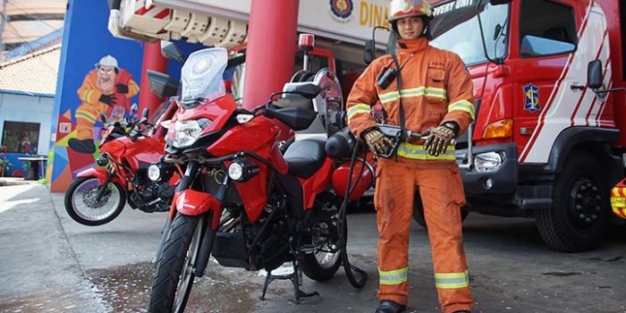 Tim Walang Kadung Dinas PMK Surabaya siap padamkan kabakaran di gang-gang sempit.