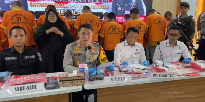 Konferensi pers Polres Lamongan terkait pengungkapan kasus narkoba periode Januari-Februari 2025