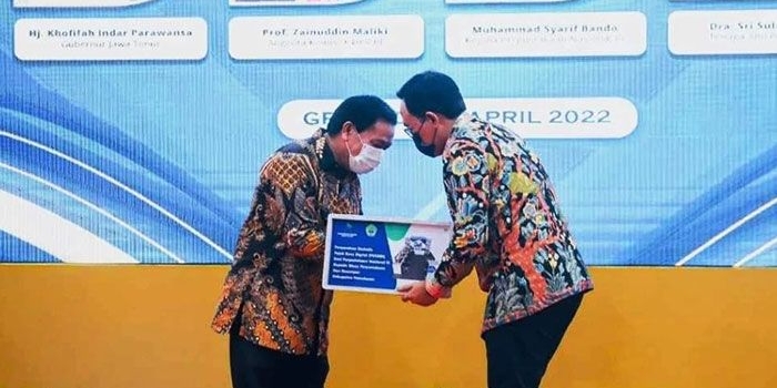 Bupati Pamekasan, Baddrut Tamam, saat menerima penghargaan Pocadi dari Kepala Perpustakaan Nasional Republik Indonesia.
