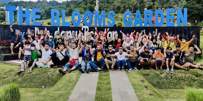 Rombongan wartawan dan karyawan HARIAN BANGSA dan BANGSAONLINE.com foto bersama di The Blooms Garden Bedugul, Bali, Sabtu (22/1/2022). Foto: BANGSAONLINE.com