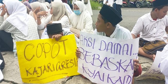 ratusan-santri-ponpes-al-ibrohimi-gresik-demo-minta-3-kiai-yang-jadi-tersangka-korupsi-dibebaskan