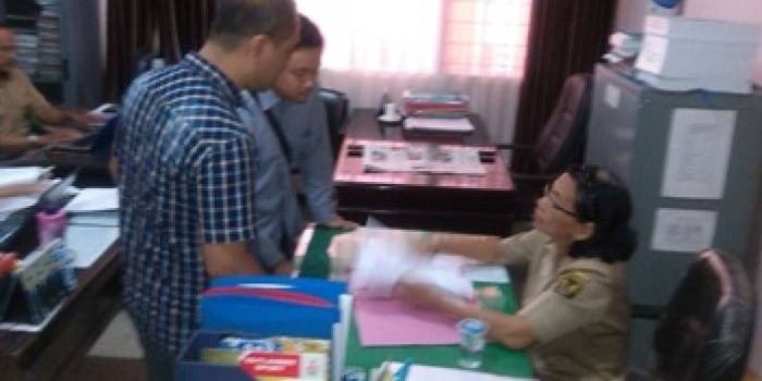 Fauzi mantan anggota Satpol PP saat menyerahkan surat pengaduan ke DPRD dan diterima bagian umum sekretariatan. (arif kurniawan/BANGSAONLINE)