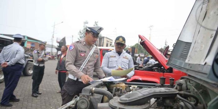 satlantas-polres-pasuruan-ramp-check-jeep-wisata-bromo-jelang-libur-nataru-2025