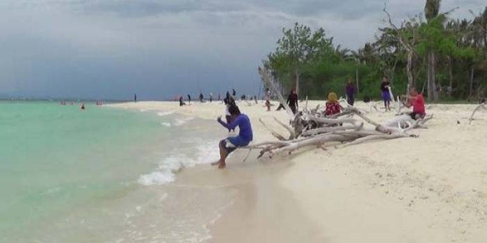Pengunjung sedang menikmati keindahan Pulau Gili Labak. foto: rahmatullah/ BANGSAONLINE
