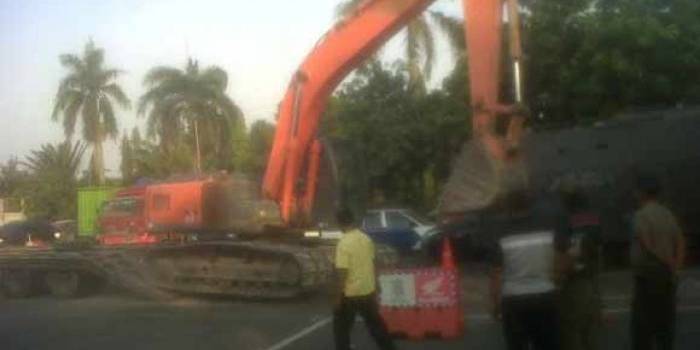 Tiga alat berat yang diamankan di Mapolres Nganjuk setelah terjaring razia. foto: soewandito/BANGSAONLINE