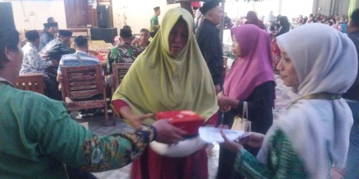 jelang-lebaran-495-warga-desa-jabon-kediri-terima-santunan-beras-dari-pengusaha-lokal