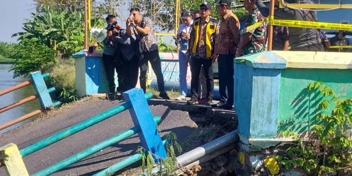 Plt Bupati Sidoarjo, Subandi saat meninjau ke lokasi jembatan Kedungpeluk yang ambrol