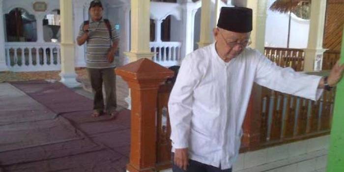 KH Solahudin Wahid ketika tiba di Musala Ponpes Syaichona Cholil, Kamis (3/9/2015). (foto: ahmad faisol/surya)