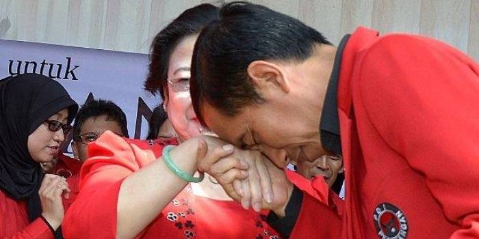 Presiden terpilih Jokowi cium tangan Mega dalam acara PDIP. Foto: antara