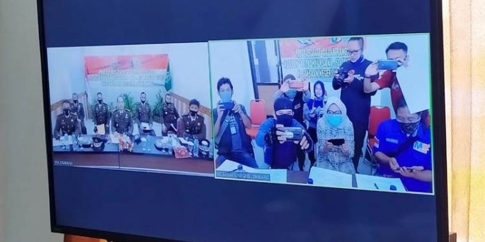 Kajari Jombang saat gelar teleconference dengan sejumlah wartawan.